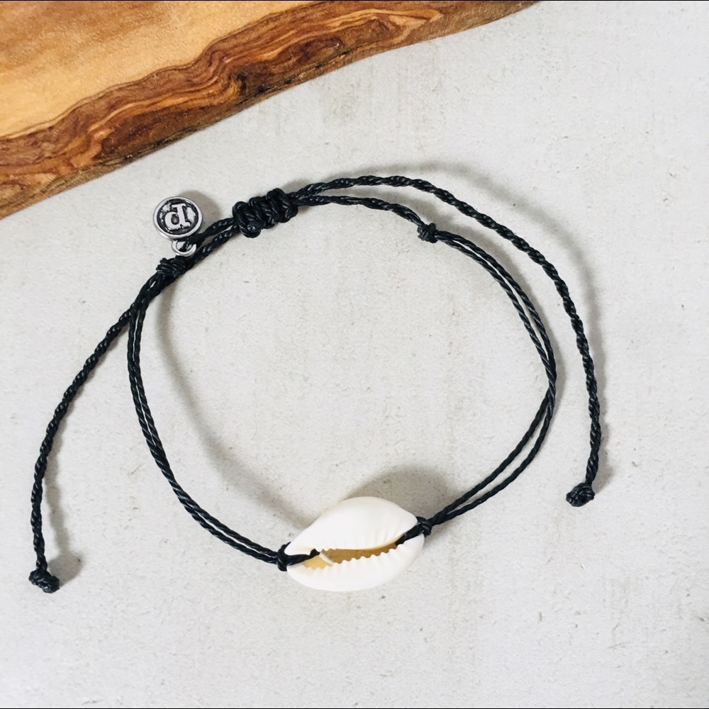 Delicate Cowrie Shell Bracelet Black